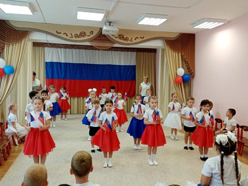 Праздничное музыкальное мероприятие "День флага"